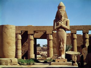 O Colosso de Ramesses II: estátua em pé do rei com sua filha Benta anta na frente de suas pernas, do Grande Templo de Amon, New Kingdom, c.1320-1200 aC